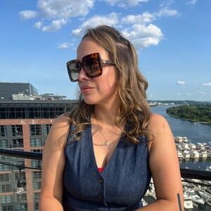 Meet your Posher, Ambar